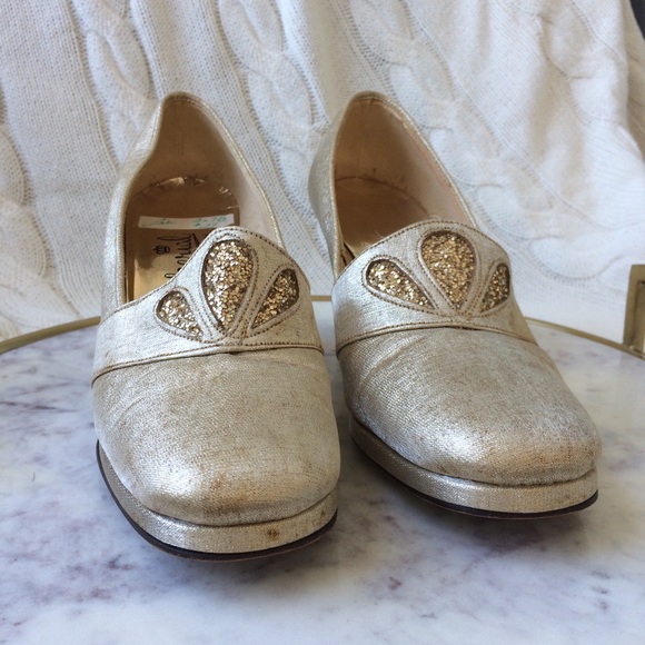 Vintage gold heels with embellishment. - Picture 2 of 8